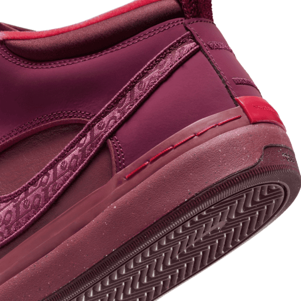 nike sb shoes react leo prm (dark betroot/team red)