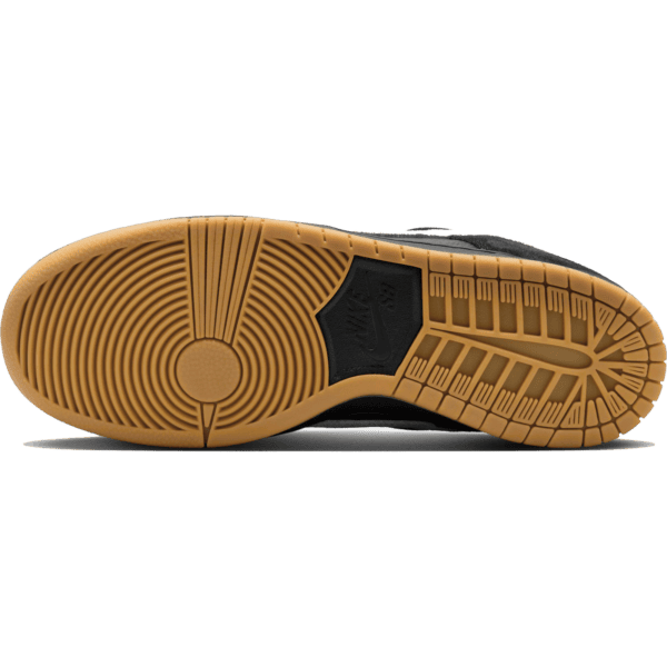nike sb shoes dunk low pro (black/white/black/gum)